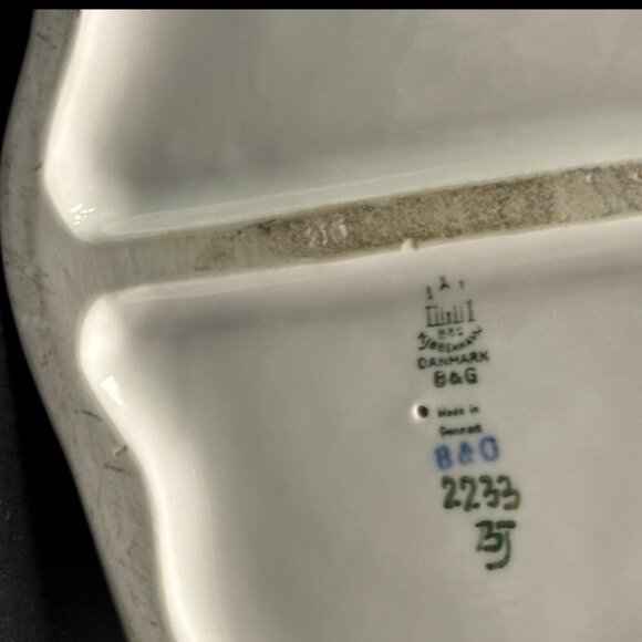 Bing & Grøndahl Denmark Porcelain Figurine Of Old Woman Selling Seafood 2233 - Picture 4 of 6